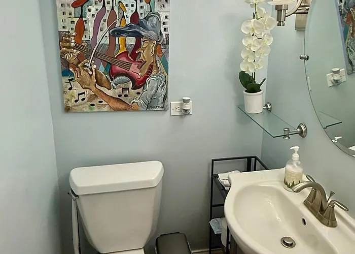 Apartment Stunning In Prime With Private Pool *