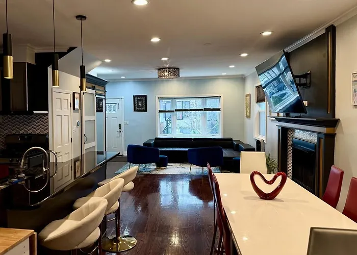 Apartment Stunning In Prime With Private Pool *