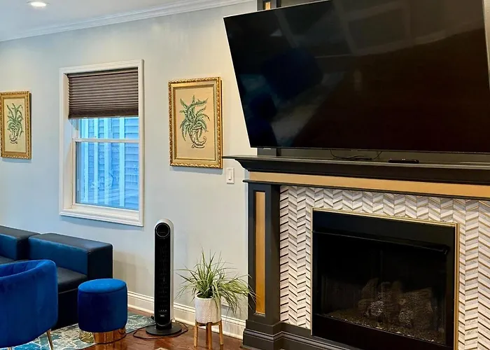 Apartment Stunning In Prime With Private Pool *