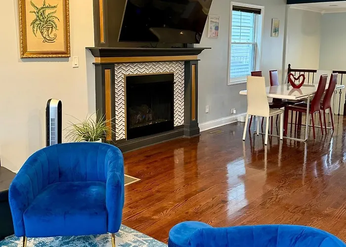 Apartment Stunning In Prime With Private Pool *